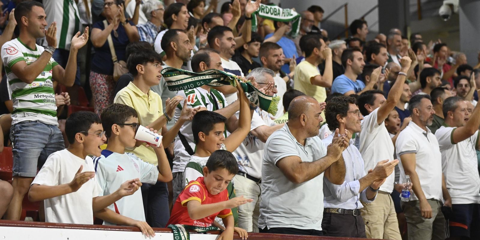 La afición del Córdoba Futsal celebra el gol de Carlos Gómez ante el Movistar Inter.