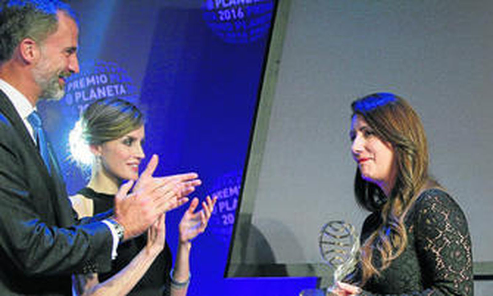 Una emocionada Dolores Redondo, tras recibir el Premio Planeta de manos de los Reyes, anoche, en una gala en Barcelona.