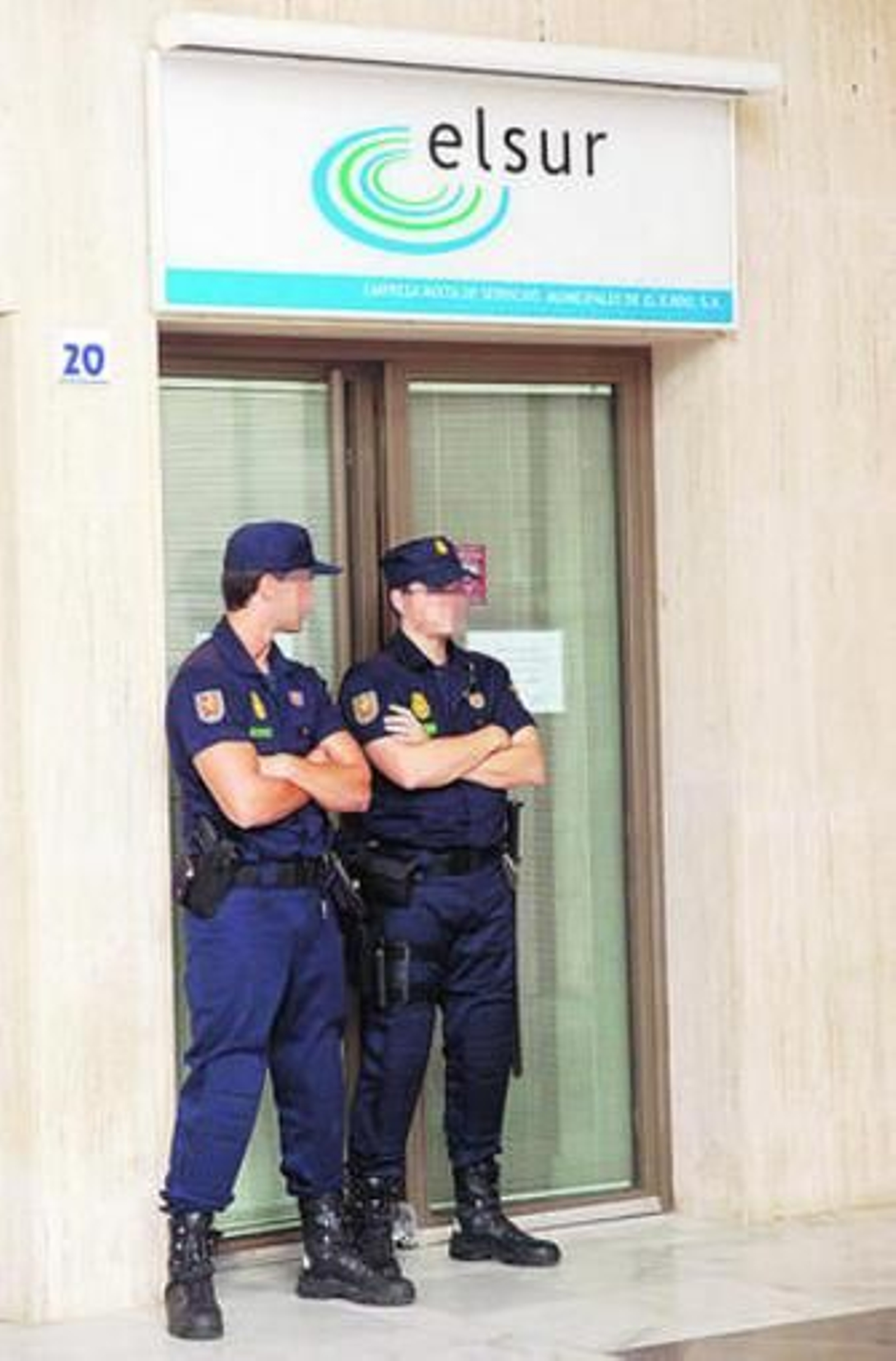 Unos policías custodiaban la sede de la empresa Elsur.