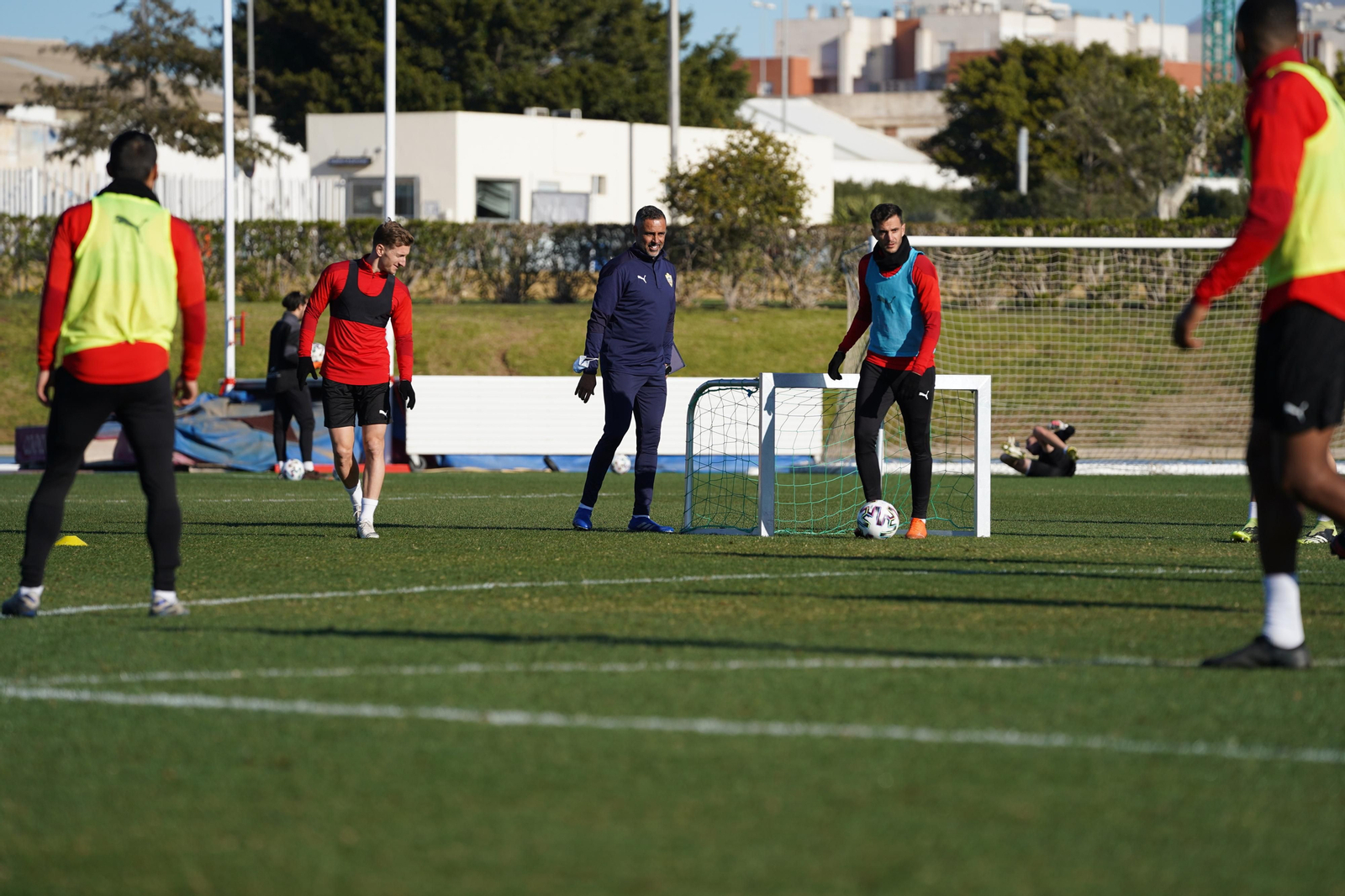 Gomes supervisa el entrenamiento de esta mañana.