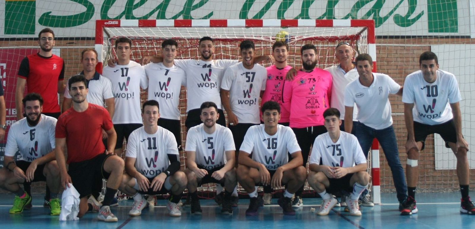 Formación de la plantilla y el cuerpo técnico del Balonmano Pozoblanco.