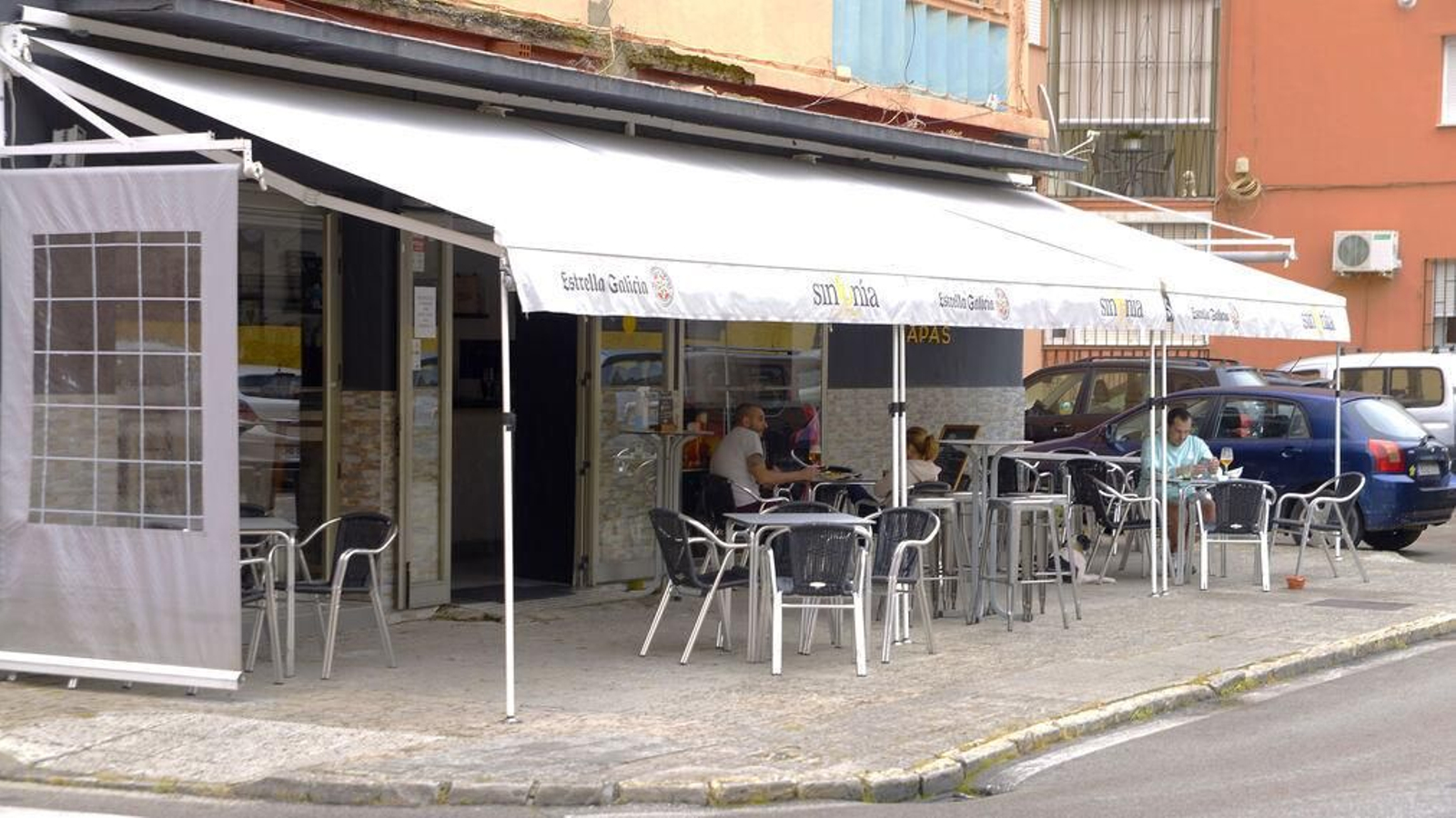 Una terraza de Algeciras, con las restricciones propias de la desescalada