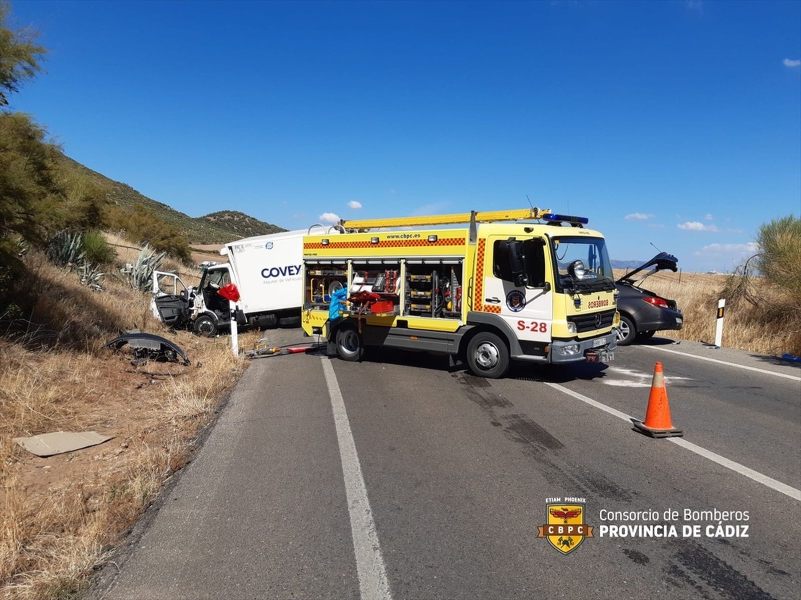 Imagen del accidente en la A-384, durante la intervención de los bomberos.