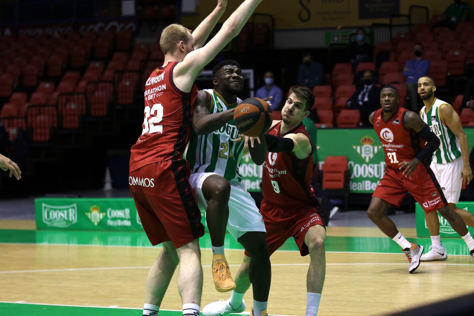 Hlinason y Brussino frenan la penetración de Ouattara en el Betis-Zaragoza del pasado domingo.