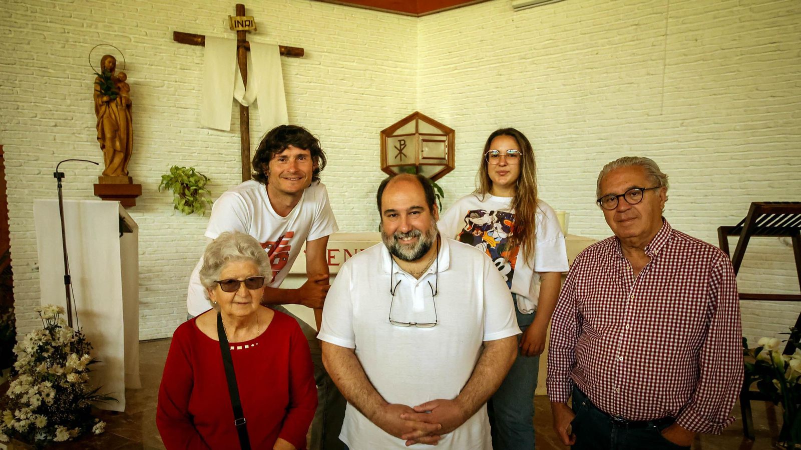 El párroco (c), junto a Carmen Mancilla (i), Salvi Alemán, Sara García (d) y Juan González, en la parroquia.