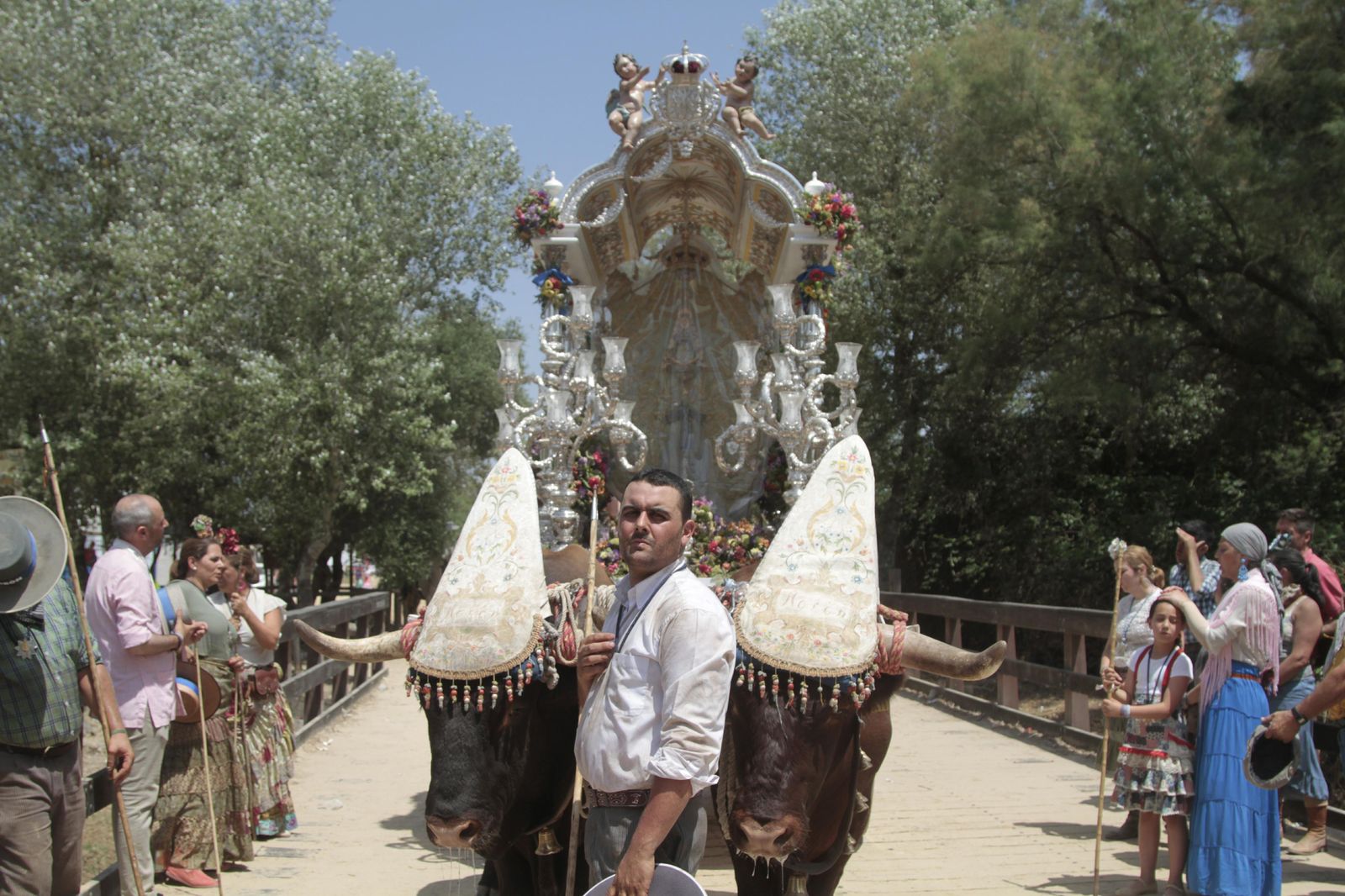 Las hermandades cruzando el puente del Ajolí, en imágenes
