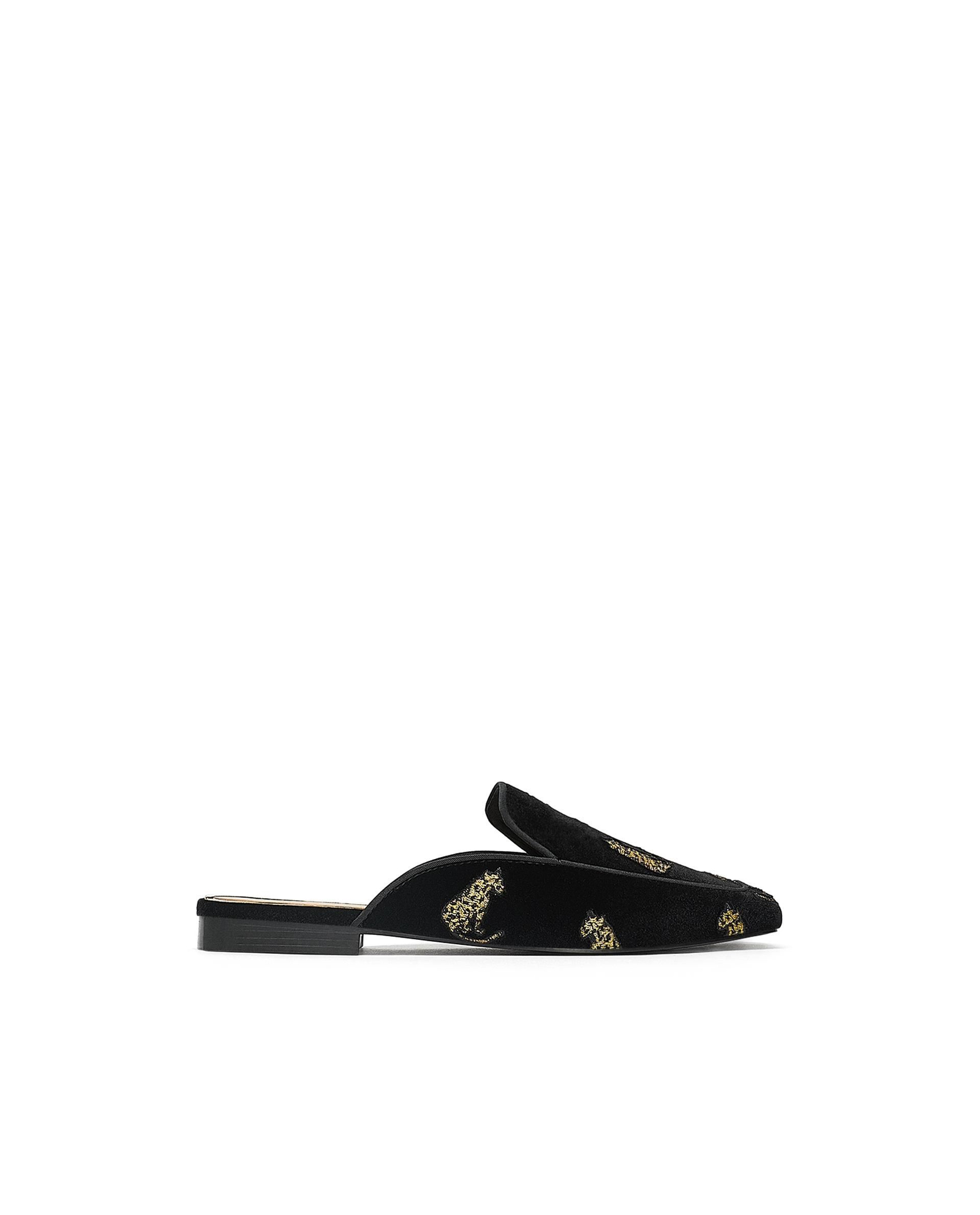 Vuelven los mules: de terciopelo con bordado de leopardos. De Zara. Los mejores zapatos de tendencia esta temporada
