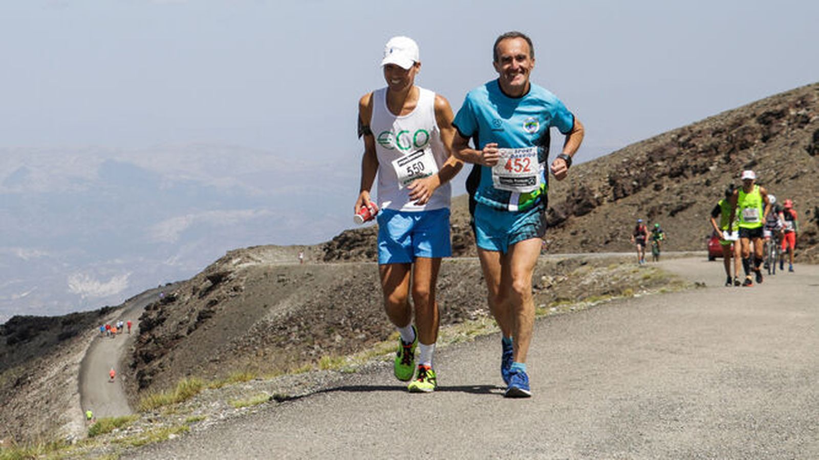 Dos corredores llegan agotados a la cima