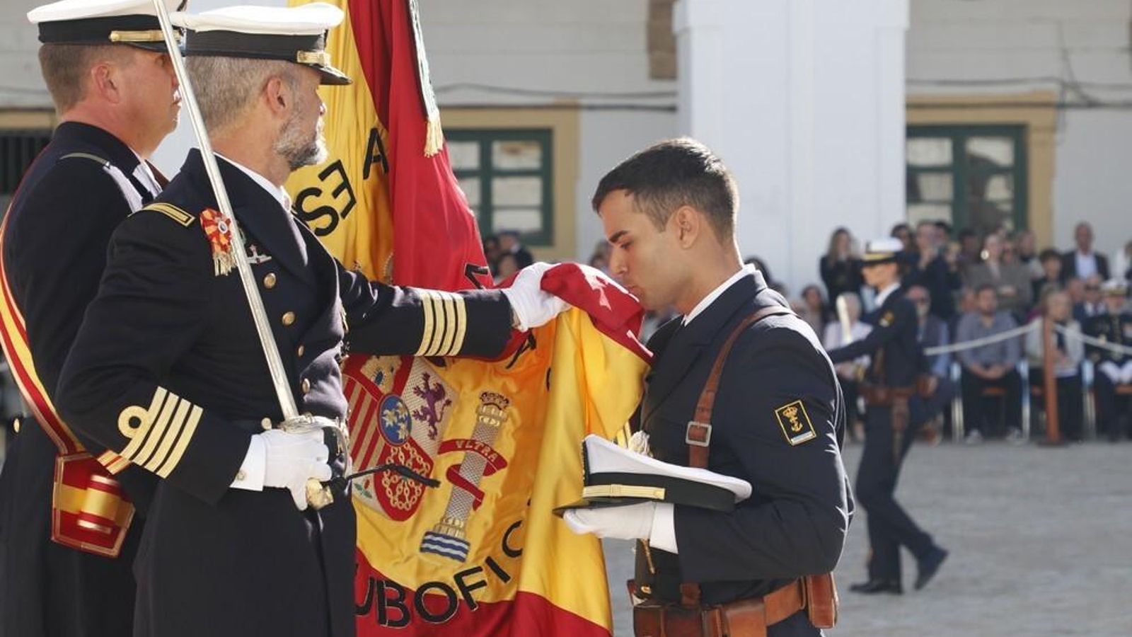 Juramento a la bandera de los alumnos de la Escuela de Suboficiales de la Armada en San Fernando.