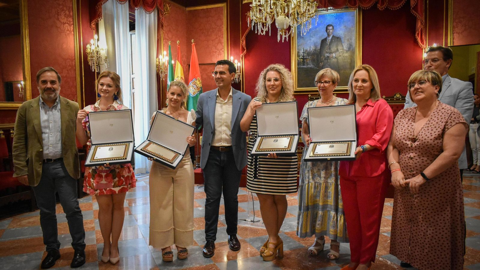 Entrega de las placas al equipo que ha diseñado el look, maquillaje, peluquería y uñas