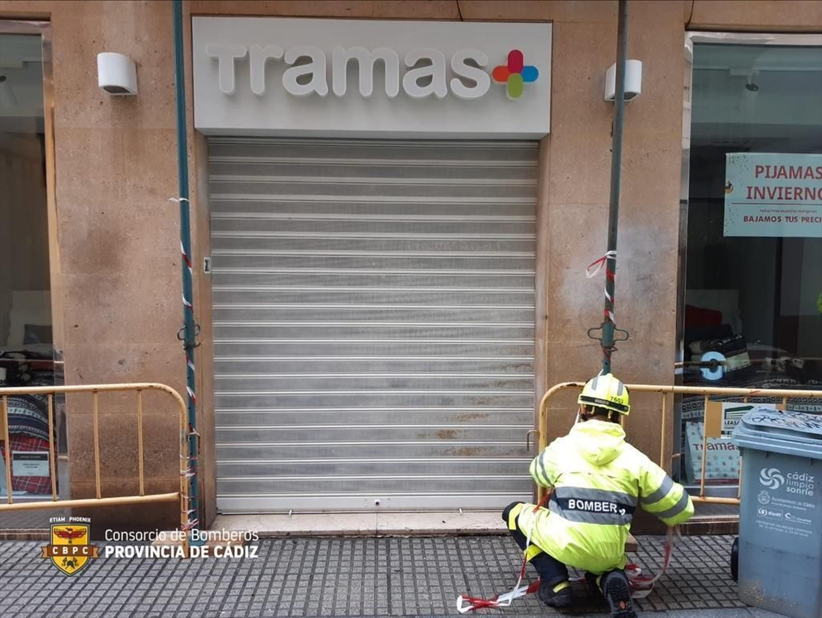 Así han sido los trabajos de los Bomberos en el balcón de la calle Columela