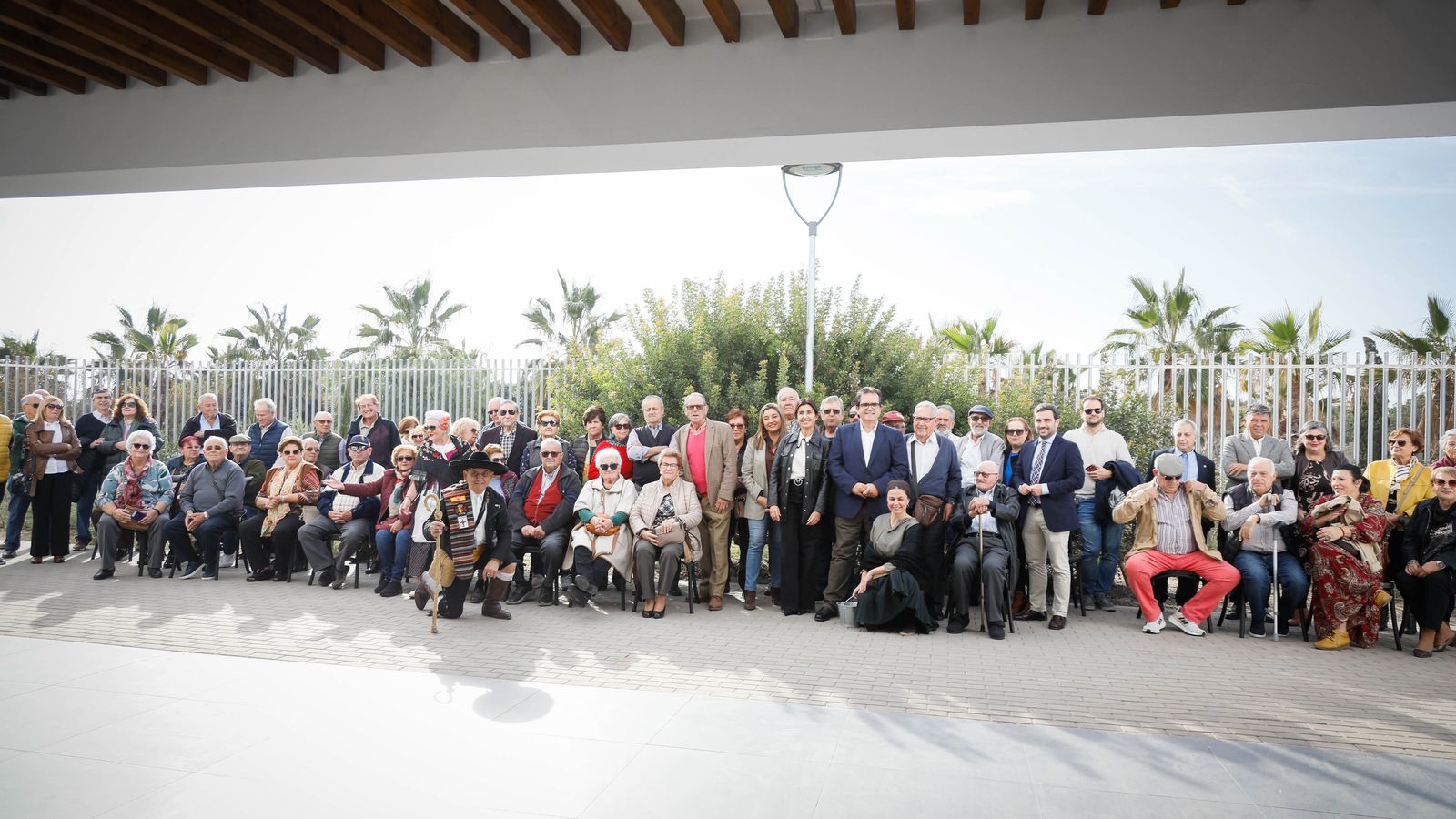 Miembros de asociaciones que han estado presentes en el acto, algunos con el atuendo veguero
