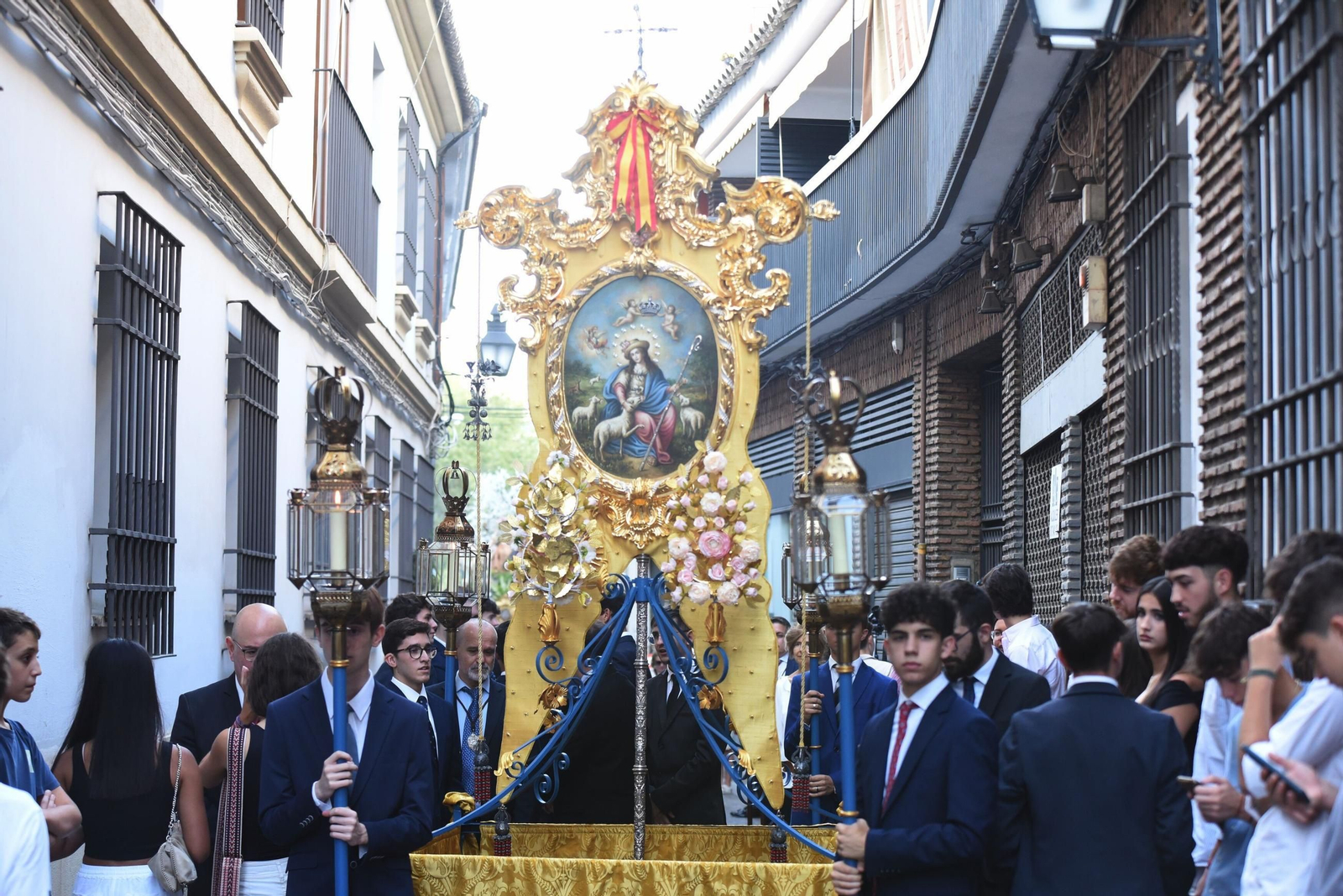 Las mejores imágenes de la procesión de la Divina Pastora de Capuchinos por las calles de Córdoba