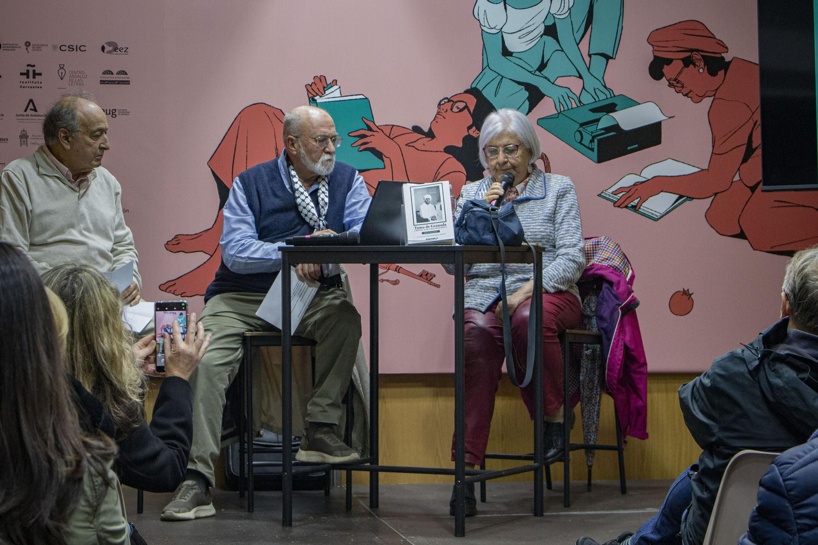 Paco Vigueras presenta 'Toma de Granada: crónica de una polémica' en la Feria del Libro de Granada