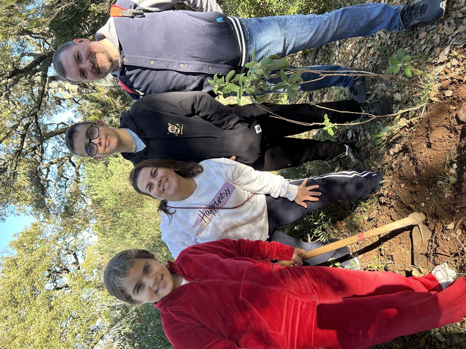 Jornada de reforestación en El Palancar por trabajadores de Acerinox, en imágenes