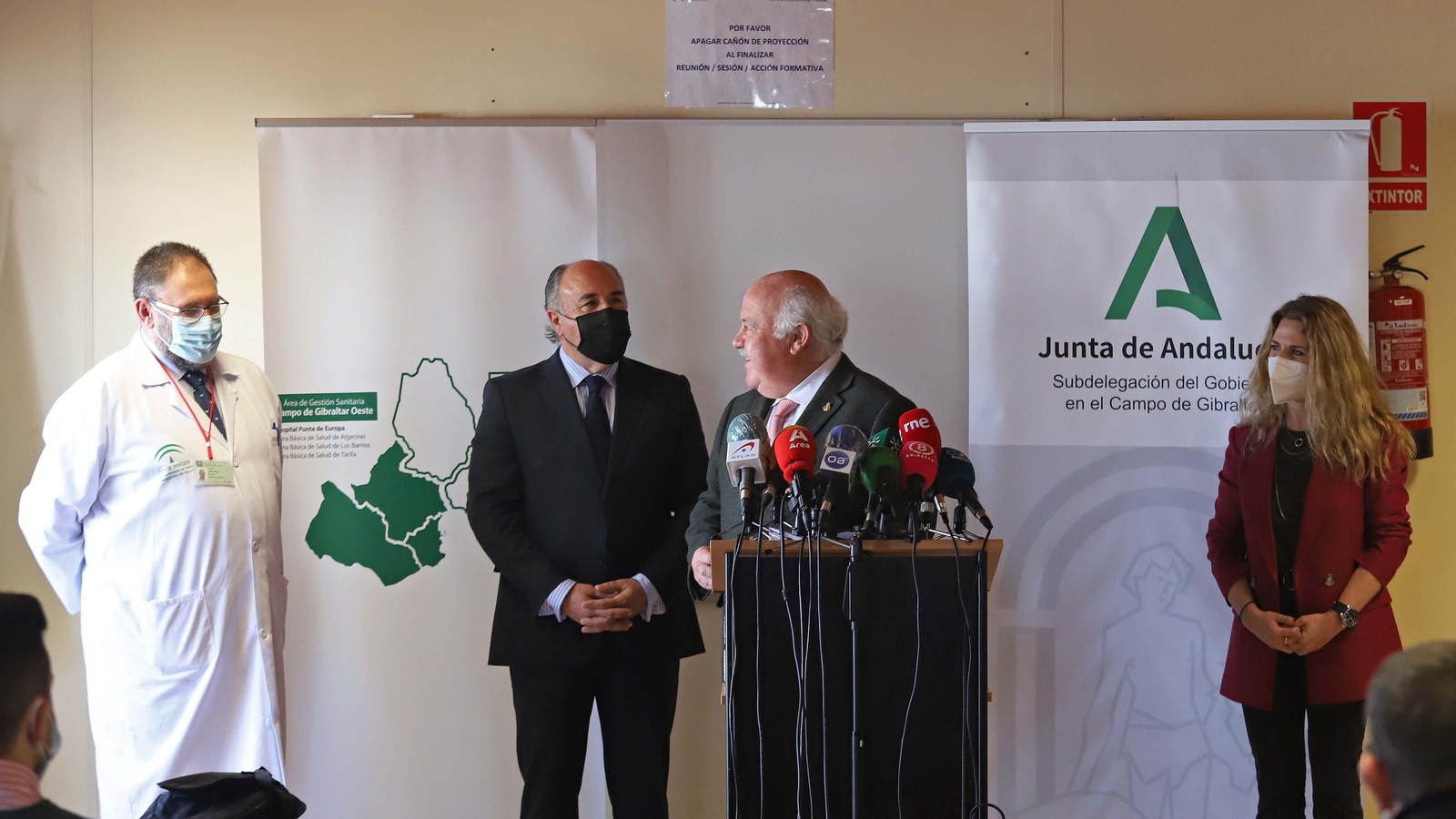 Visita de Jesús Aguirre al hospital Punta Europa en Algeciras