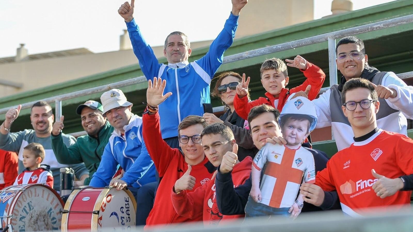 Los aficionados del Poli Almería acompañando a su equipo en la Ciudad Deportiva de Los Ángeles.