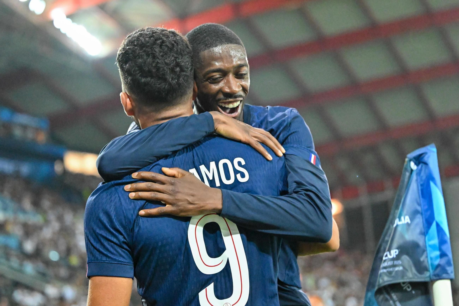 Dembélé abraza a Gonçalo Ramos tras el gol de éste en el minuto 94.
