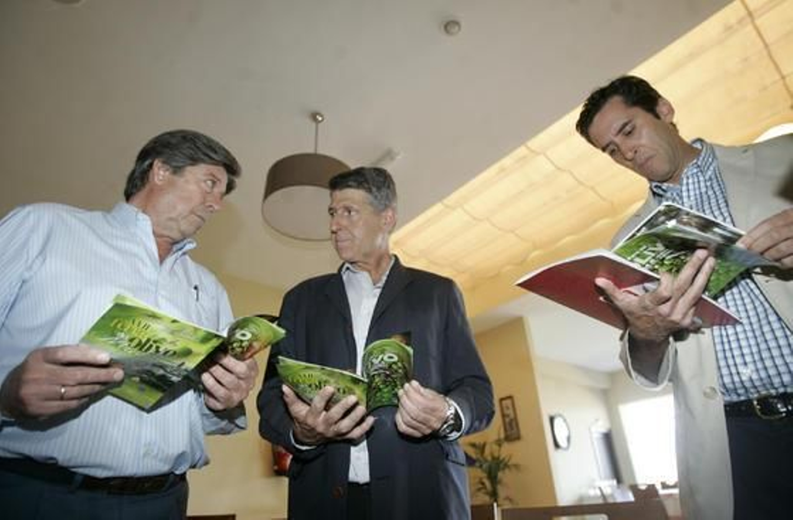 Salvador Cubero Navarro, Rafael Sánchez de la Puerta y Juan Carlos Vega con las guías de la XVII Feria del Olivo. 

Foto: José Martínez