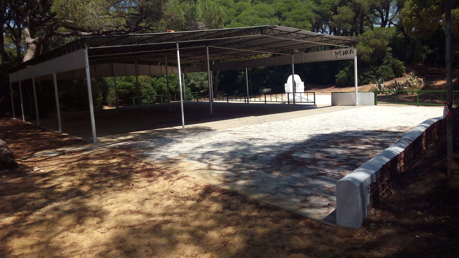 Zona de descanso cubierta en el Patio del Pozo