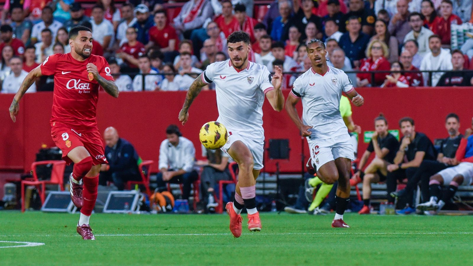 Isaac gana un balón en carrera frontal.