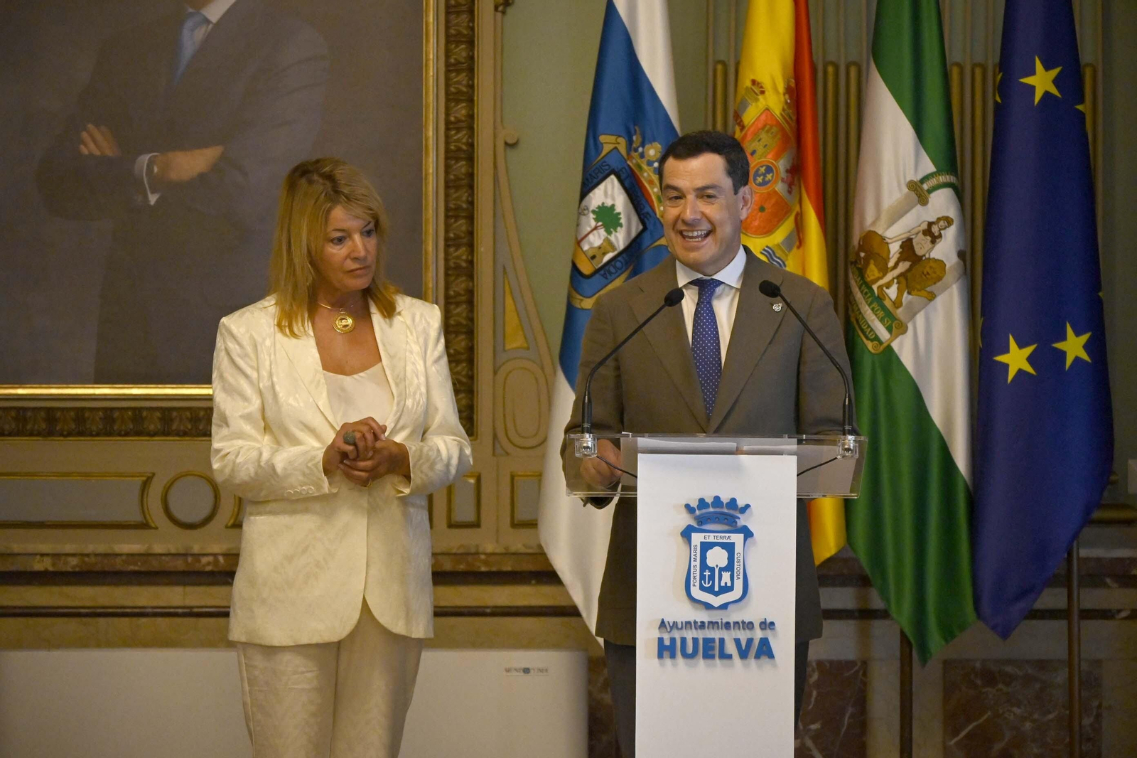 Visita de Juanma Moreno al Ayuntamiento de Huelva, en Imágenes