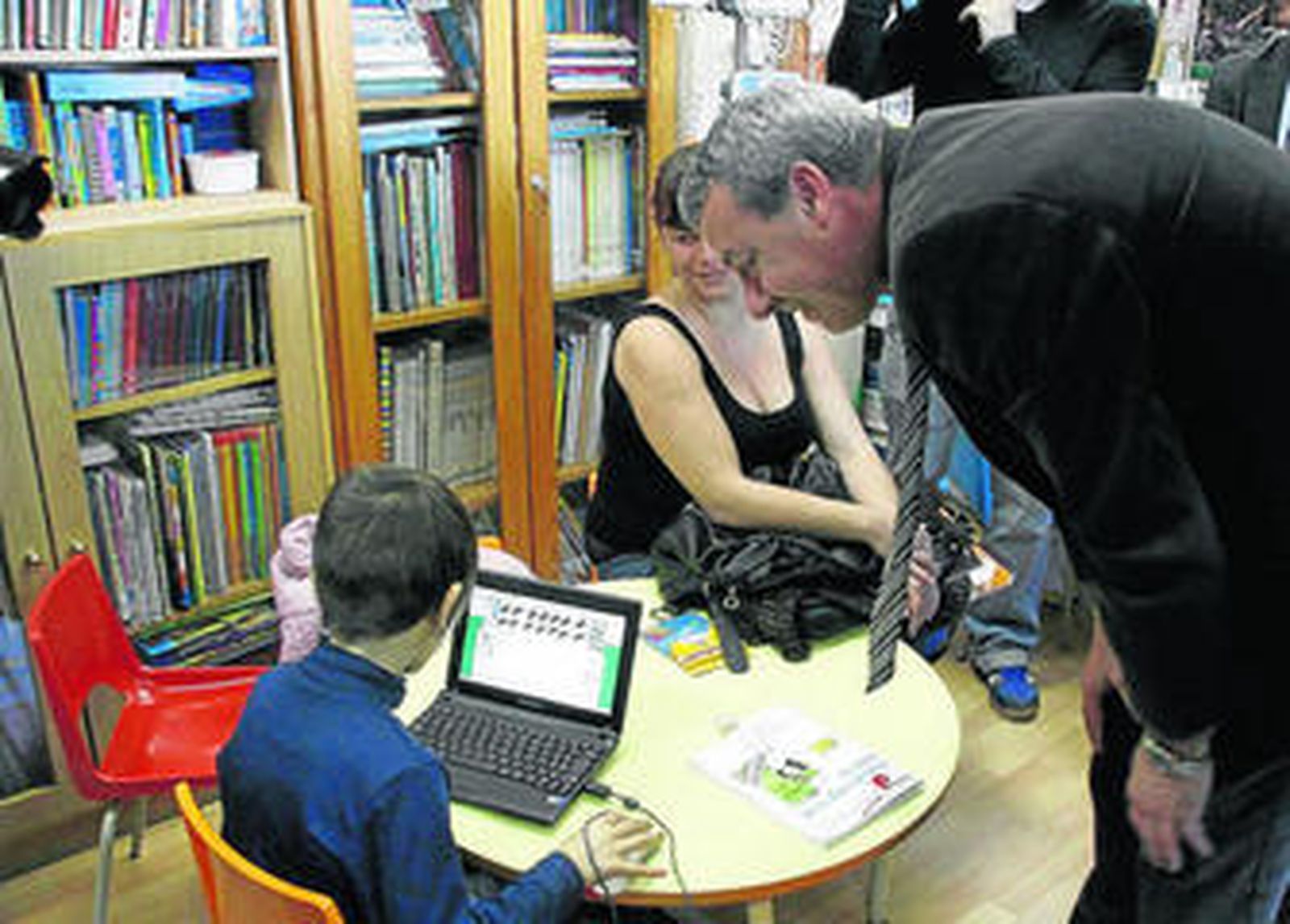 Francisco Álvarez de la Chica en la visita al aula hospitalaria de Torrecárdenas.