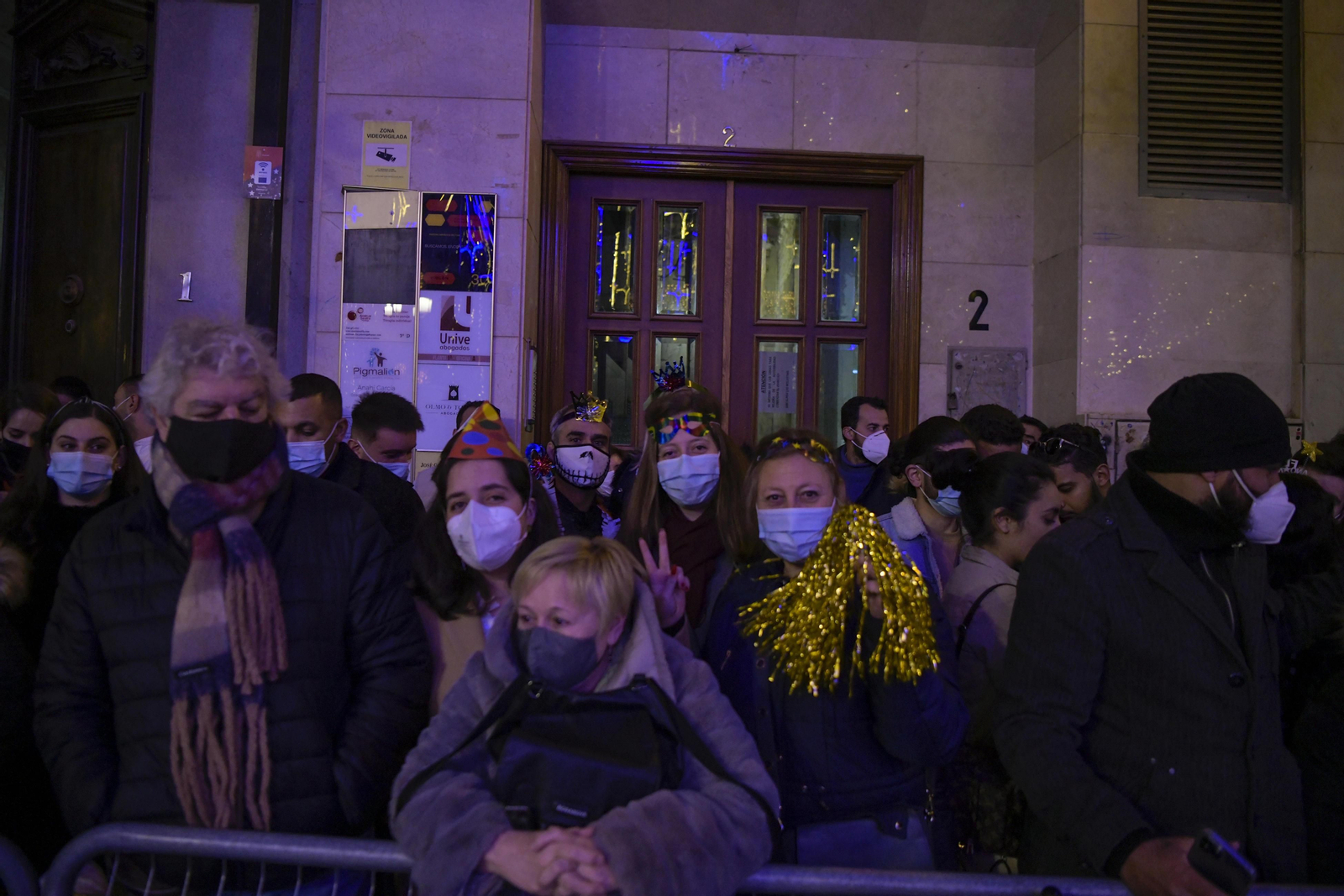 Así fue la Nochevieja 2021 en Granada, en imágenes: uvas en una Plaza del Carmen vallada y ambiente de fiesta en la calle