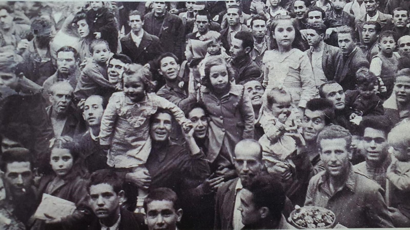 Reclusos con sus hijos, en la cárcel de Granada.