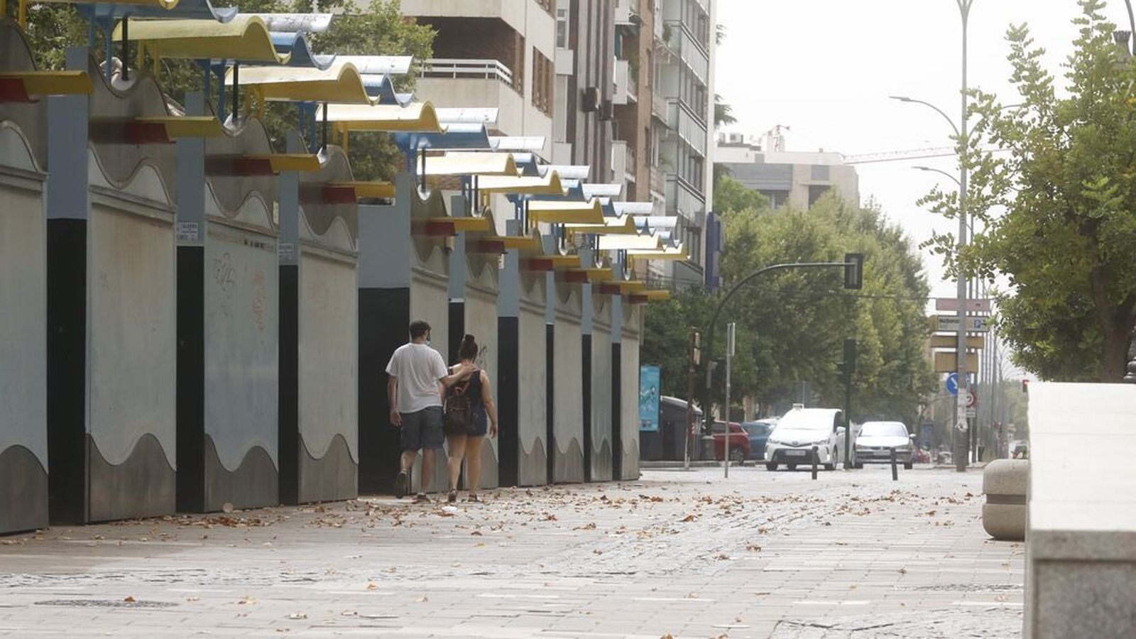 Dos personas en la zona del Paseo de la Victoria de Córdoba.