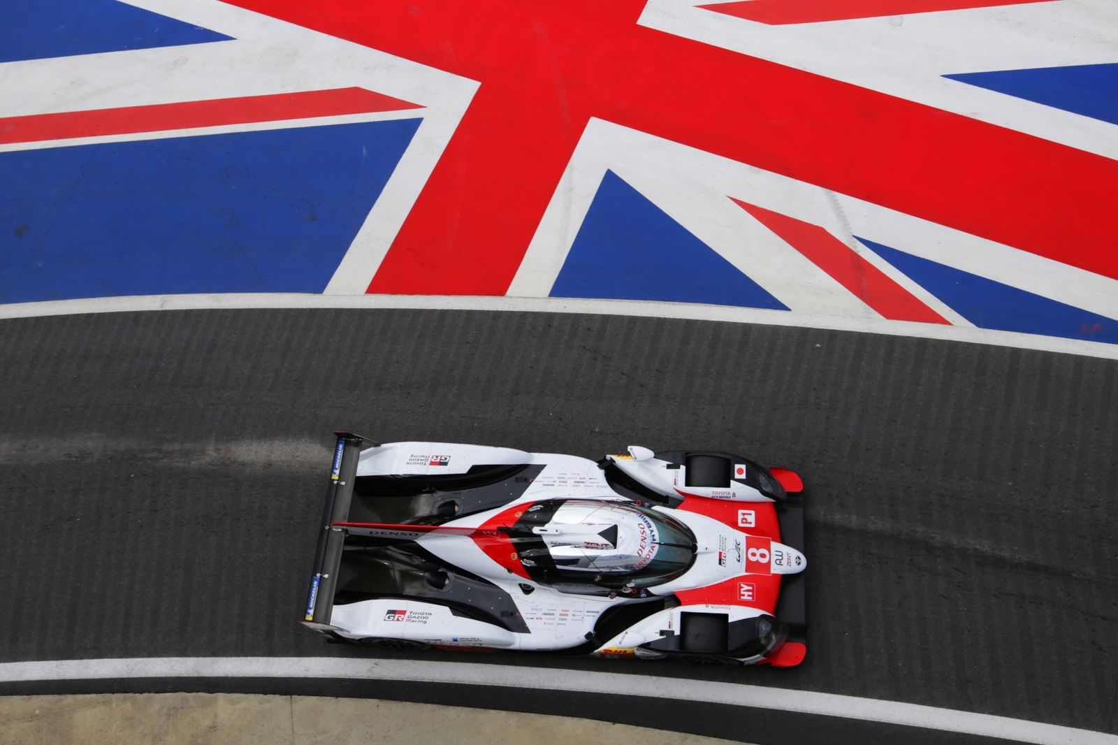 El Toyota pilotado por Fernando Alonso negocia una curva sobre el trazado de Silverstone.