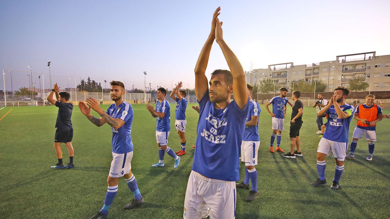 Los jugadores del Xerez CD aplauden a los aficionados tras la victoria en la temporada 19/20.