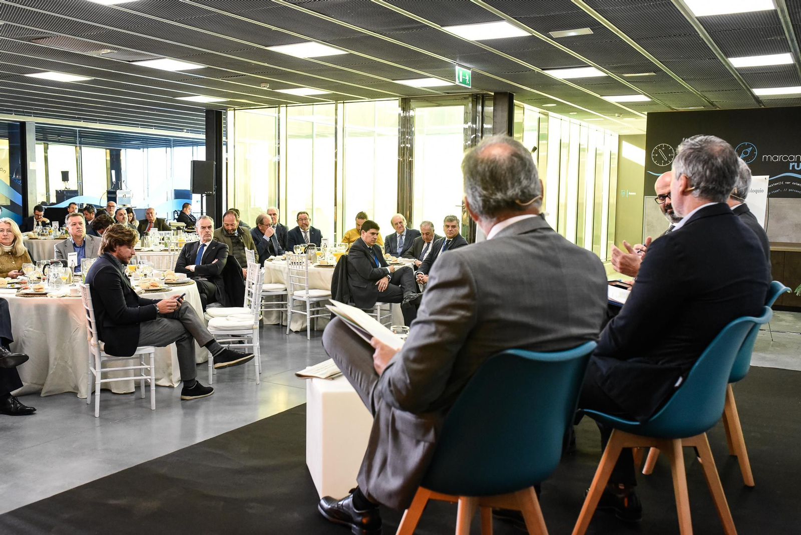 Imágenes del Desayuno Coloquio "Enomía azul, claves para el desarrollo sostenible" organizado por el Grupo Joly