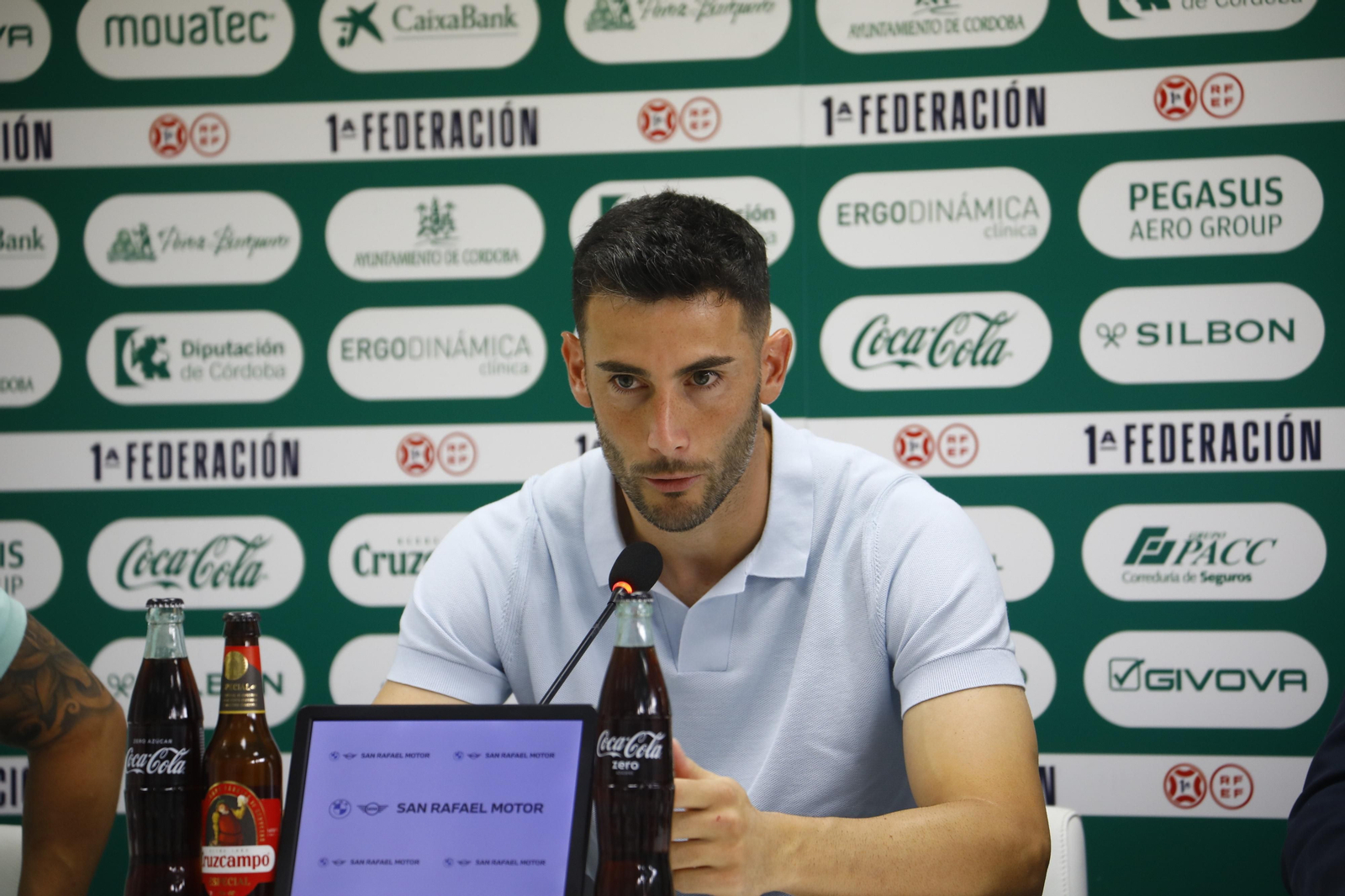 Las mejores fotos de la presentación de Carlos Albarrán con el Córdoba CF