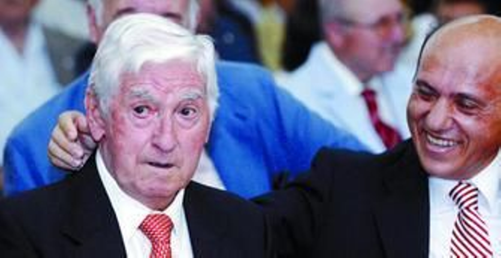 Tres imágenes del homenaje a Arza. Arriba, con Del Nido; en el centro con sus nietos y abrazando a El Arrebato; y, por último, llorando.