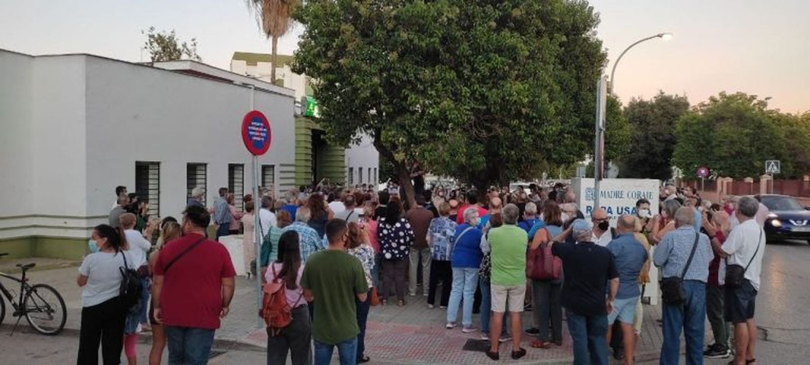 La protesta contó con numerosa asistencia de vecinos de La Granja.