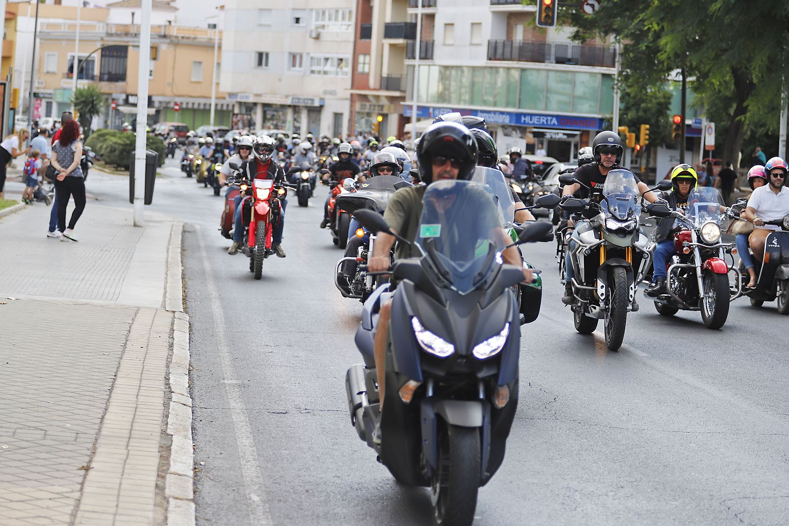 Las motos del club Descubridores toman las calles de Huelva