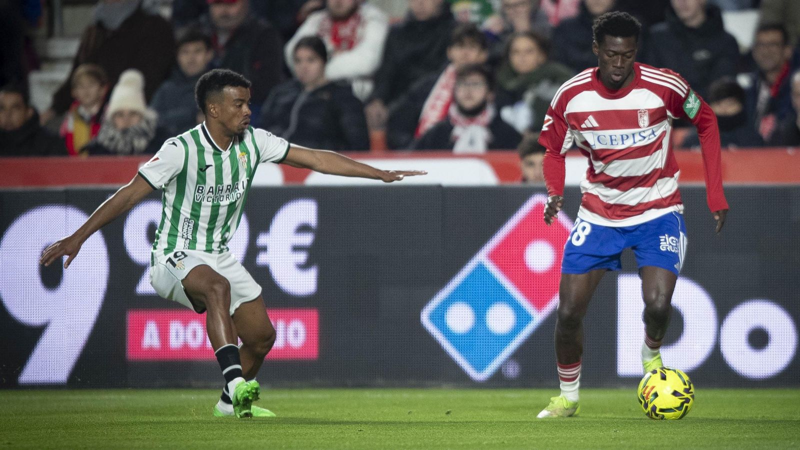 Dalisson presiona a Óscar en un lance del Granada CF - Córdoba CF.