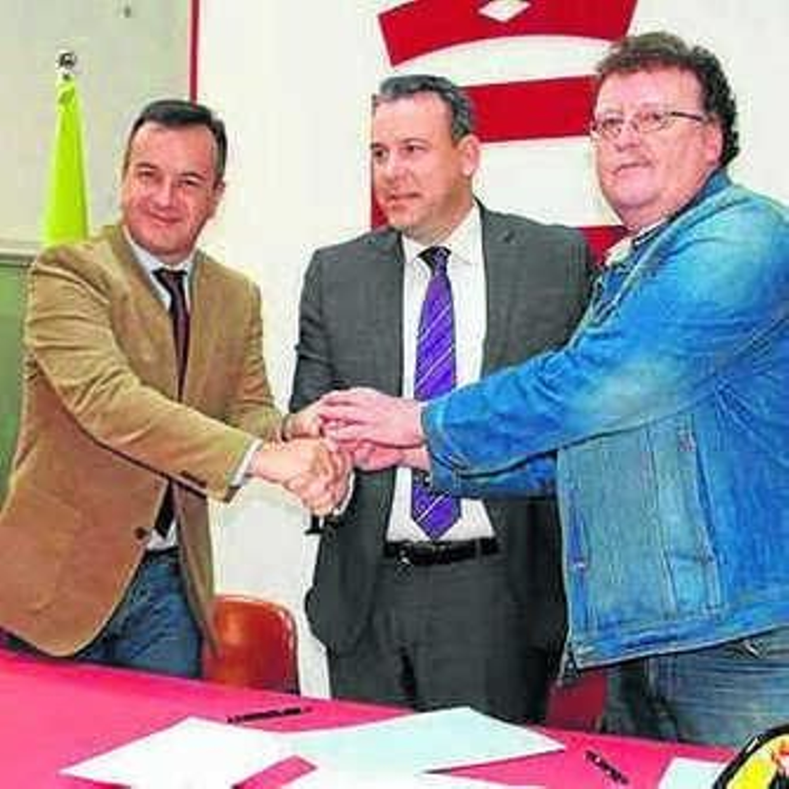 Acuerdo  con Fernando García (d).