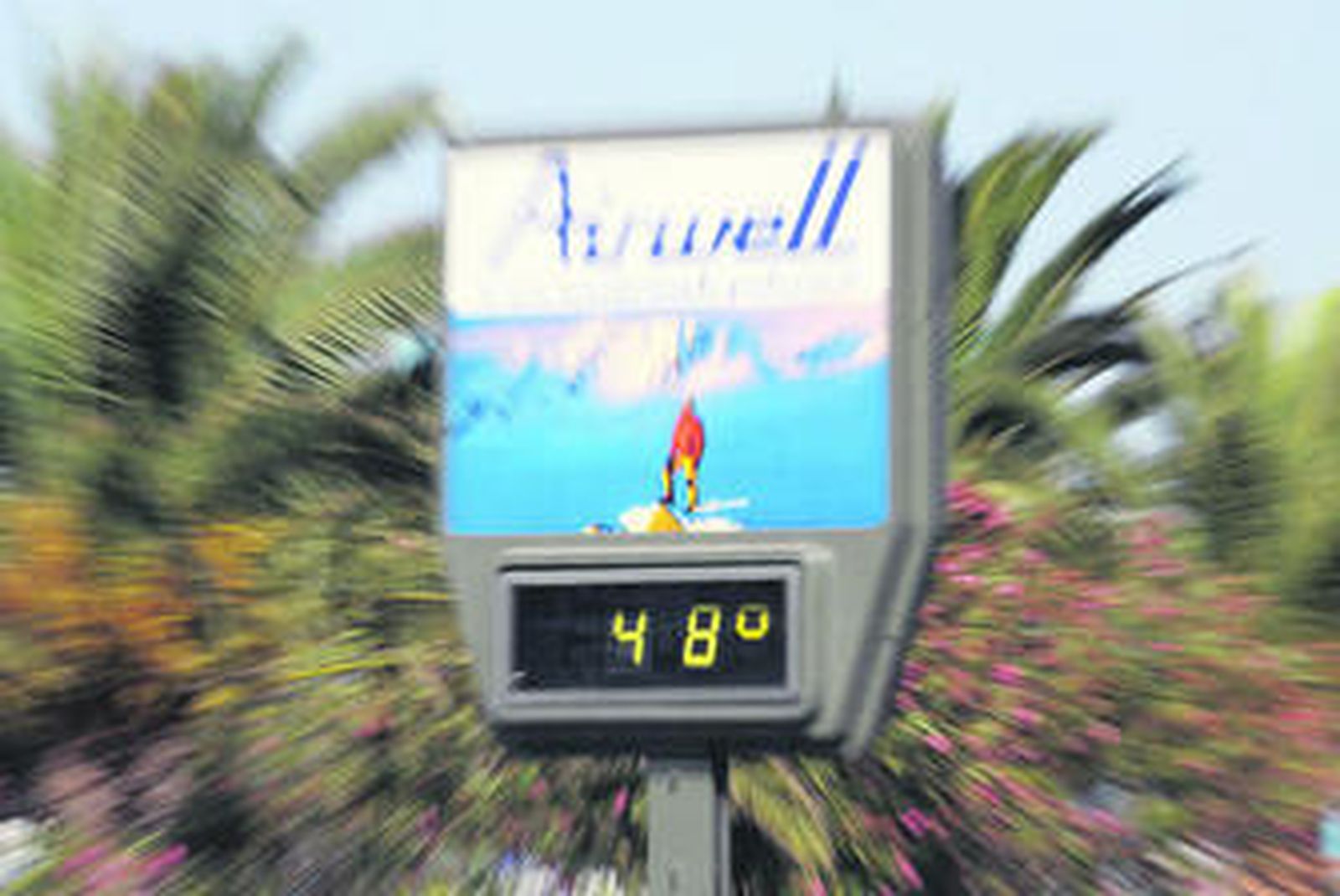 Un termómetro marca 48 grados al sol, ayer en una calle de Algeciras.