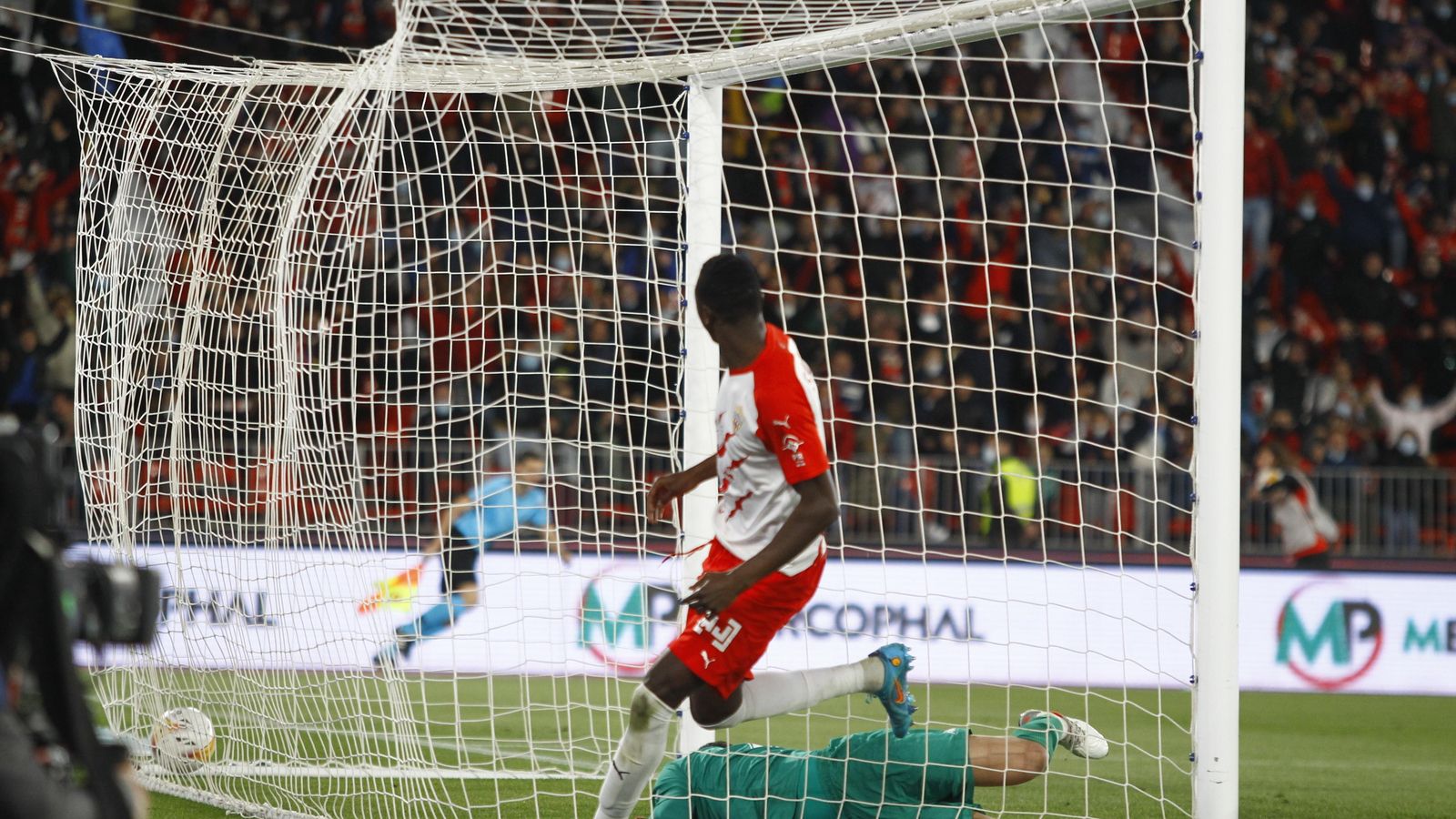 Sadiq observa cómo su remate supone el 2-1.