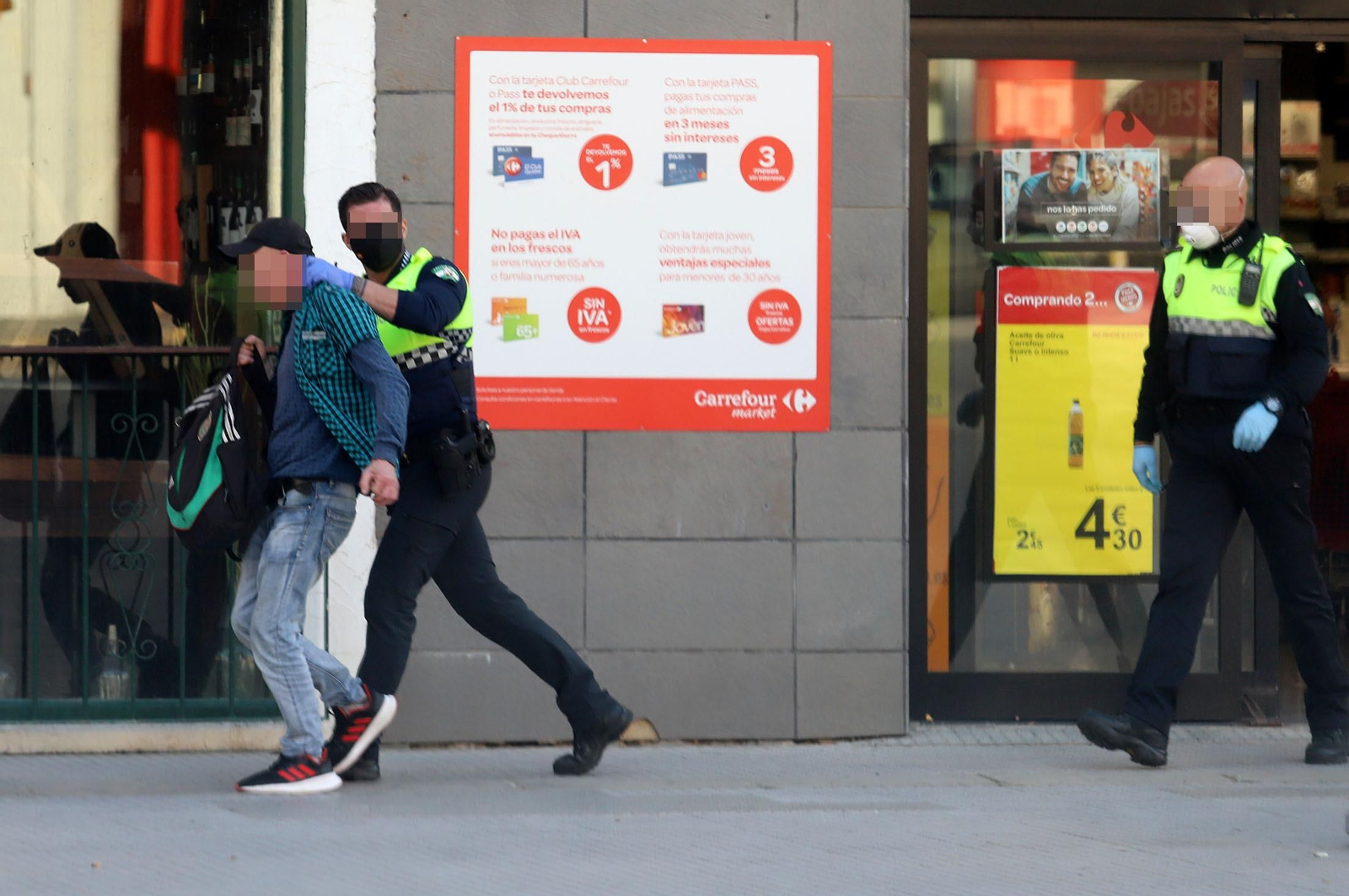 Imágenes de la actuación de la Policía Local en un altercado de desorden público en un supermercado
