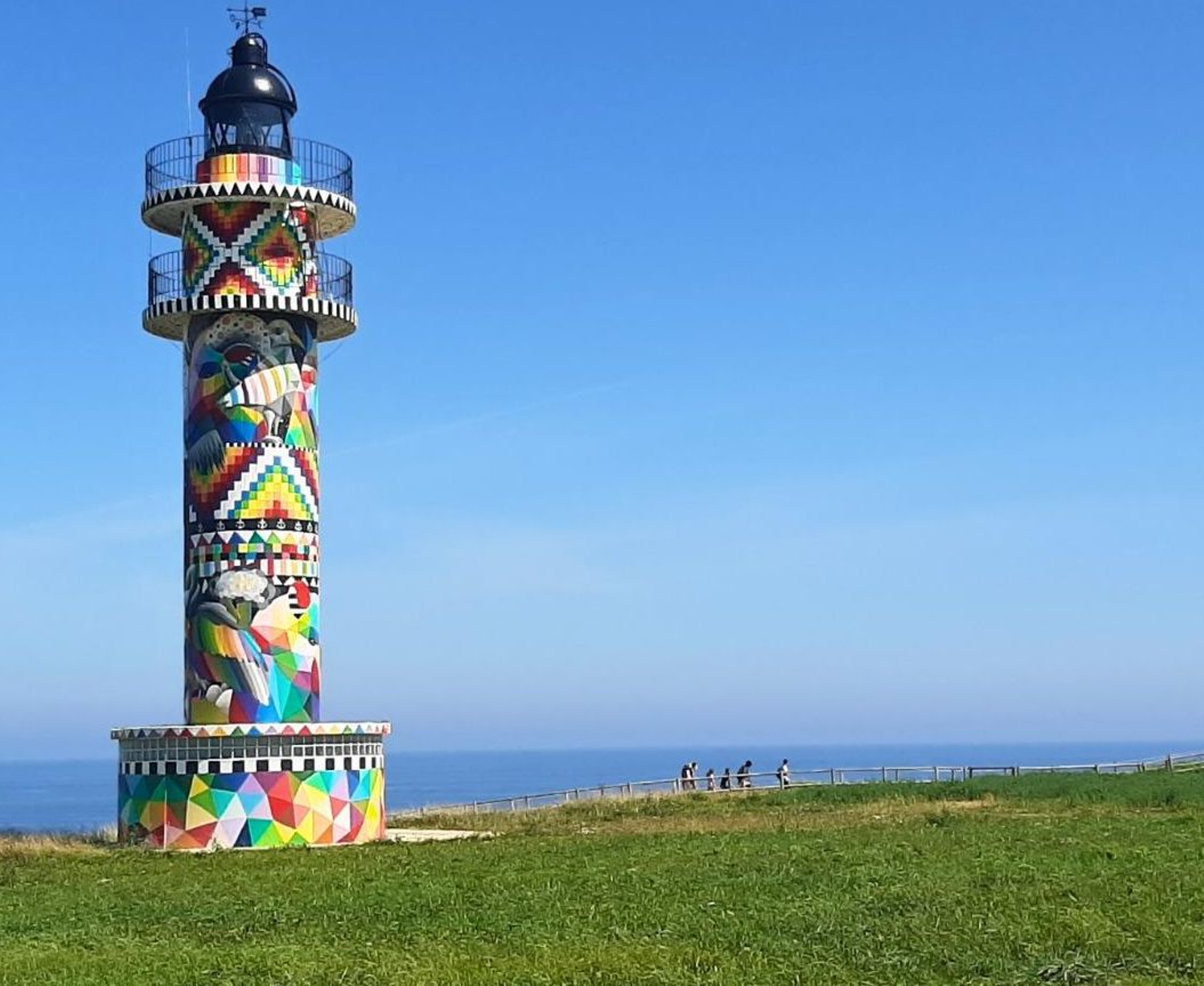 Faro de Ajo. Así quedó tras la intervención del genial 'Okuda' San Miguel, aunque su obra no estuvo exenta de críticas de todos los colores Faro de Ajo. Así quedó tras la intervención del genial 'Okuda' San Miguel, aunque su obra no estuvo exenta de críticas de todos los colores