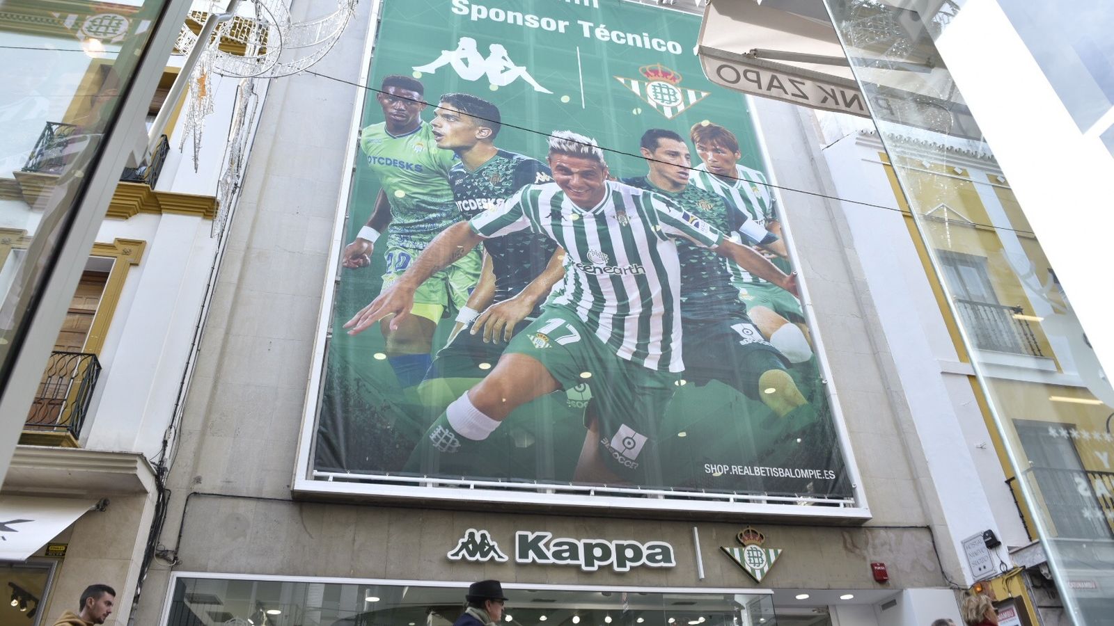 El cartel de la tienda del Betis en la calle Sierpes.