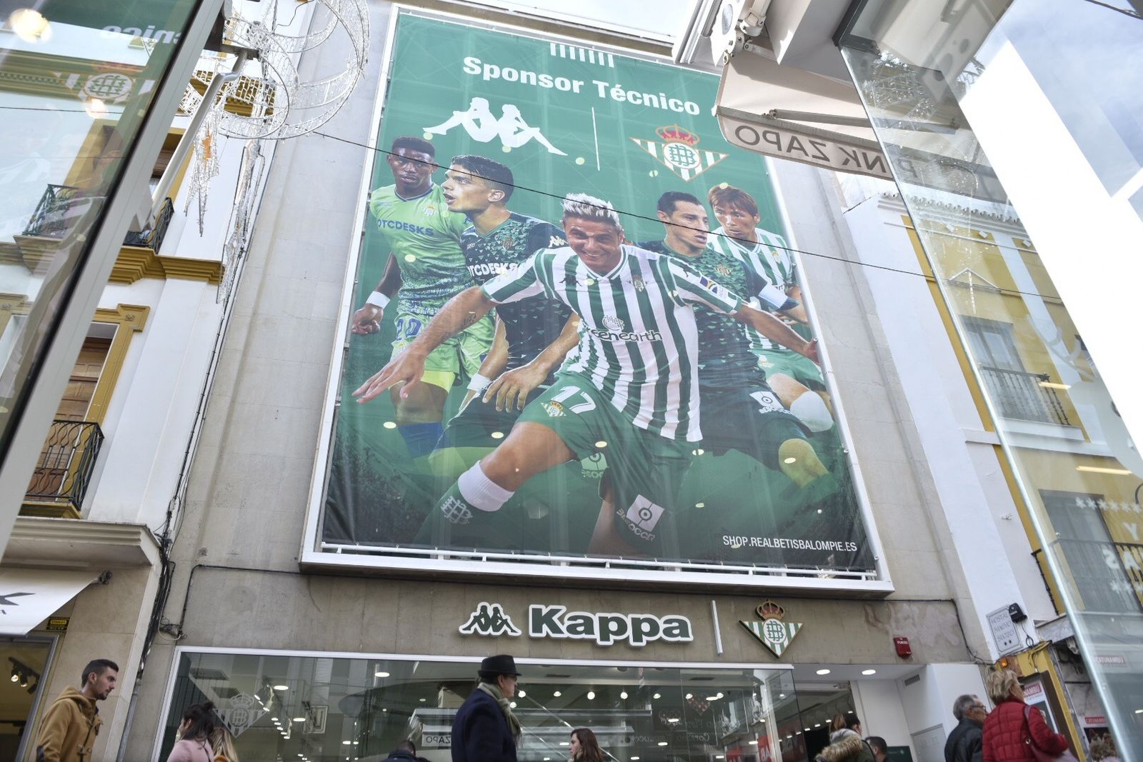 El cartel de la tienda del Betis en la calle Sierpes.