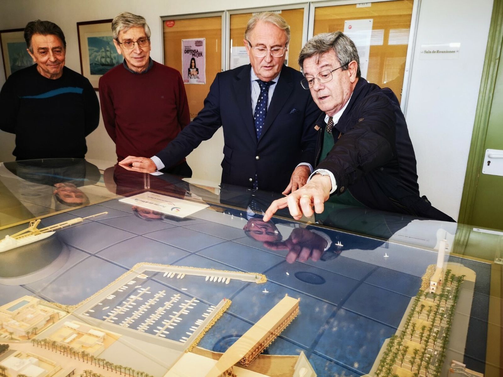 Presidente de la APA y arquitecto observando los trabajos en maqueta del puerto