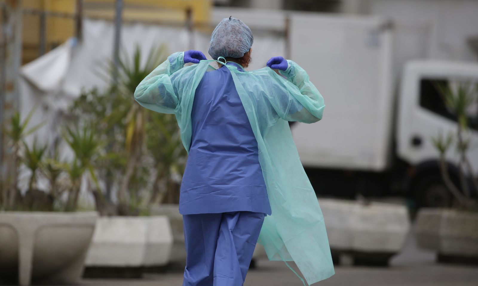 Un profesional sanitario acude a su puesto de trabajo.