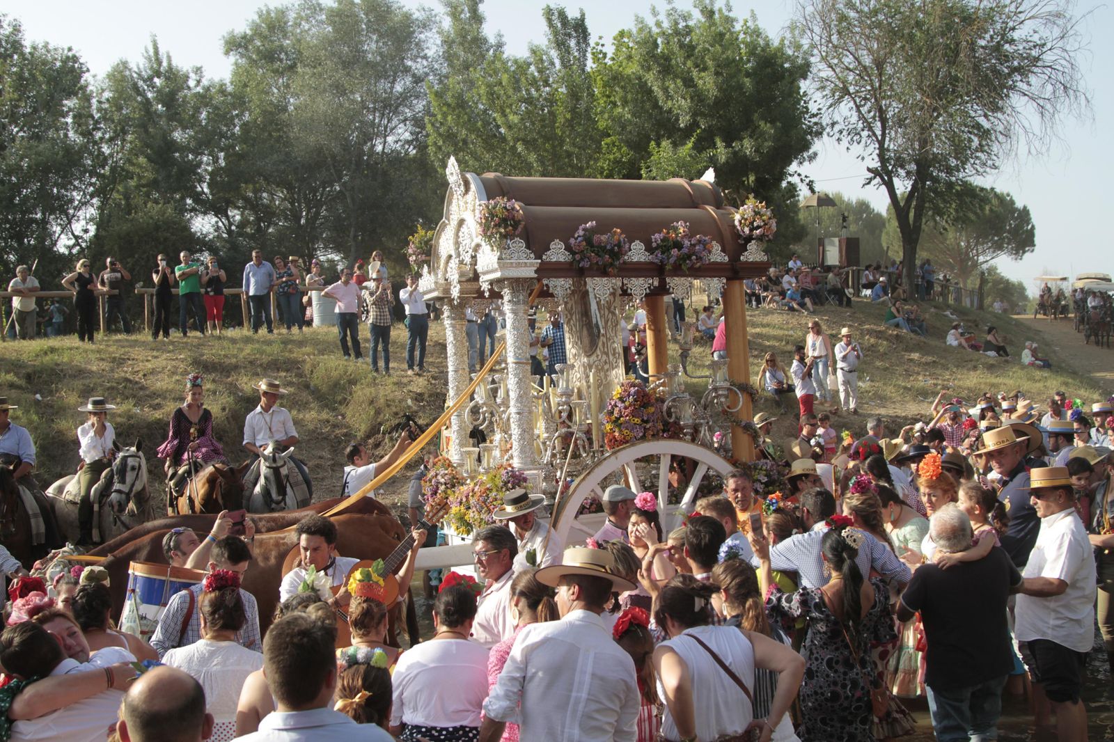 Las hermandades cruzan el vado del Quema