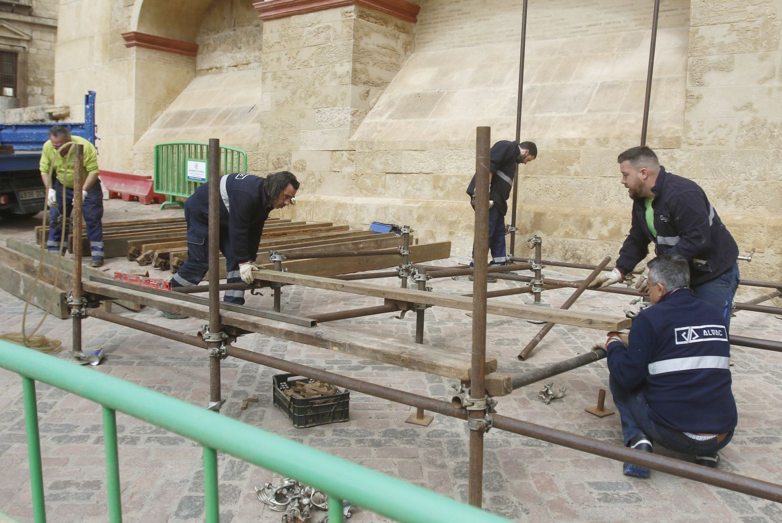 Trabajadores en el montaje de la carrera oficial de la Semana Santa de Córdoba 2022.