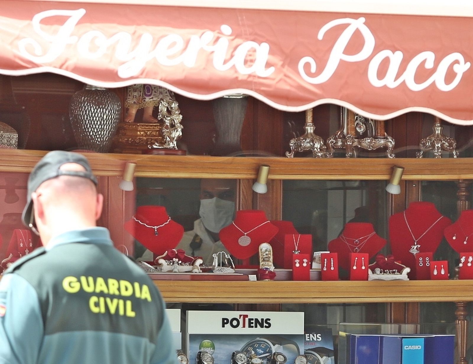 Un guardia civil, en la joyería donde se produjo el crimen.